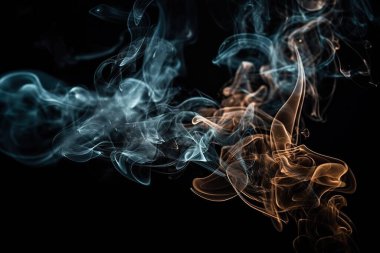 Siyah arkaplanda turuncu-mavi bir duman resmi