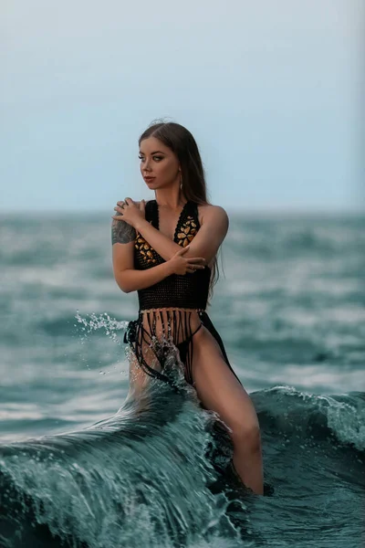 Modelo Posar Trajes Banho Modernos Por Mar Senhora Sexy Bonita — Fotografia de Stock