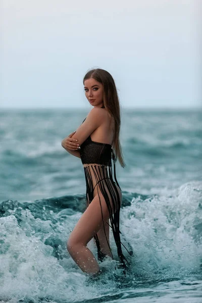 模特在现代海上泳衣中的姿势 热带海滩上漂亮性感的女士轻松地描绘年轻的日光浴美人 海滩上的夏日美景 — 图库照片