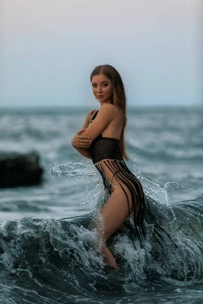 模特在现代海上泳衣中的姿势 热带海滩上漂亮性感的女士轻松地描绘年轻的日光浴美人 海滩上的夏日美景 — 图库照片