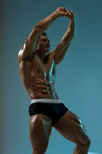 Musculador Adulto Modelo Masculino Muscular Posando Fundo Vazio Shorts Levantou — Fotografia de Stock