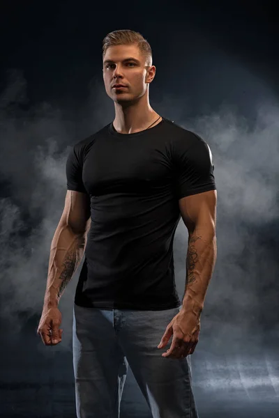 Muskulöses Model Junger Mann Jeans Und Schwarzem Shirt Auf Schwarzem — Stockfoto