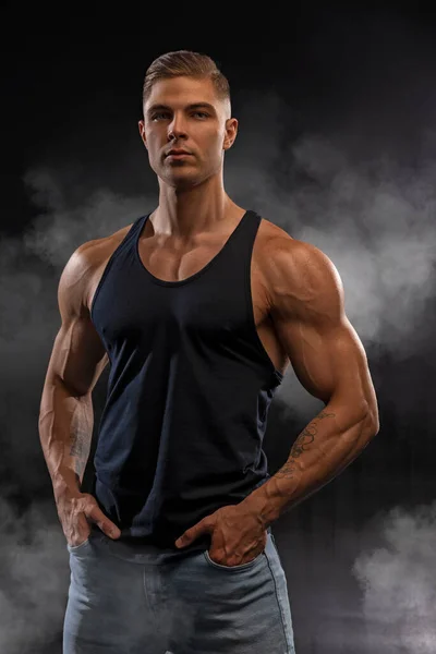 근육질 모델은 청바지와 셔츠를 남자를 뒷배경에서 바라본다 유행하는 스타일의 건강하고 — 스톡 사진
