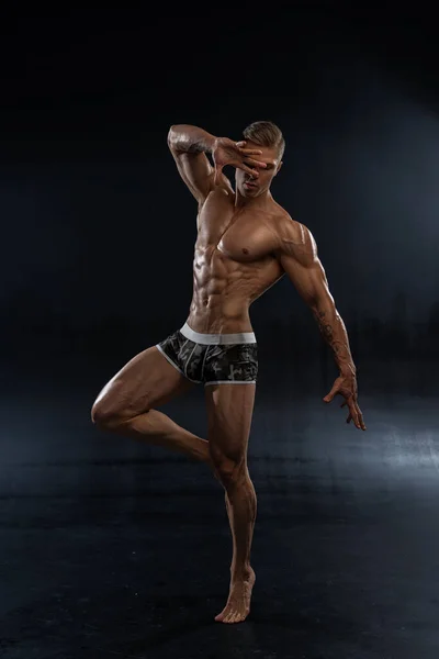 Athletic Man Shorts Dynamically Poses While Standing One Leg Purposefully — Stock Photo, Image