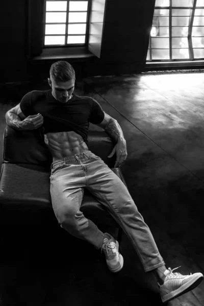 Jeune Bodybuilder Masculin Sexy Démontre Abs Parfait Soulevant Son Shirt — Photo