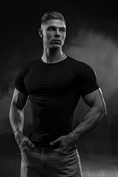 Muskularny Model Sportowy Młody Mężczyzna Dżinsach Czarny Shirt Czarnym Tle — Zdjęcie stockowe