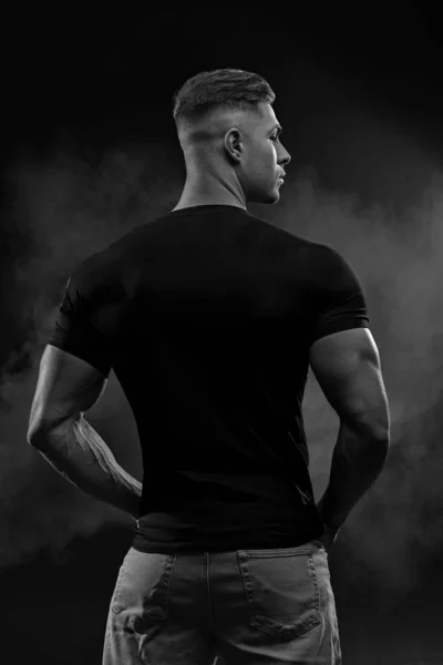 Muskulöser Sportlicher Junger Mann Jeans Und Schwarzem Shirt Auf Schwarzem — Stockfoto