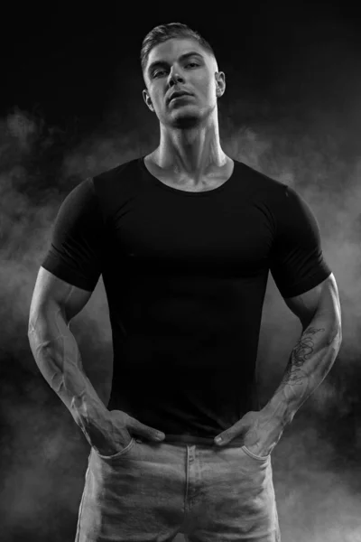 Modelo Muscular Esportivo Jovem Jeans Camiseta Preta Sobre Fundo Preto — Fotografia de Stock