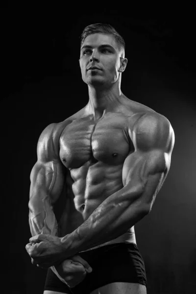 발가벗은 토르소와 남자의 모델은 검은색 사진의 비율로 근육의 부분을 보여준다 — 스톡 사진