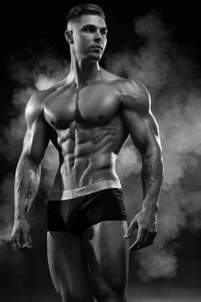 Musculador Adulto Modelo Masculino Muscular Posando Fundo Preto Shorts Demonstra — Fotografia de Stock