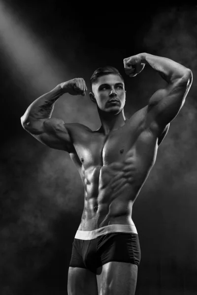 Homem Musculoso Cinzelado Exibe Bíceps Duplo Frontal Seis Abdominais Perfeitos — Fotografia de Stock