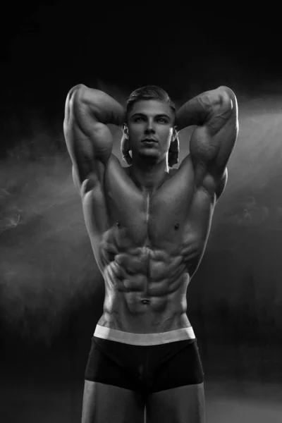 Musculador Adulto Modelo Masculino Muscular Posando Fundo Vazio Shorts Levantando — Fotografia de Stock