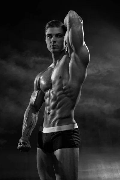 Uomo Muscolare Mostra Suo Corpo Perfetto Basso Contenuto Grassi Con — Foto Stock