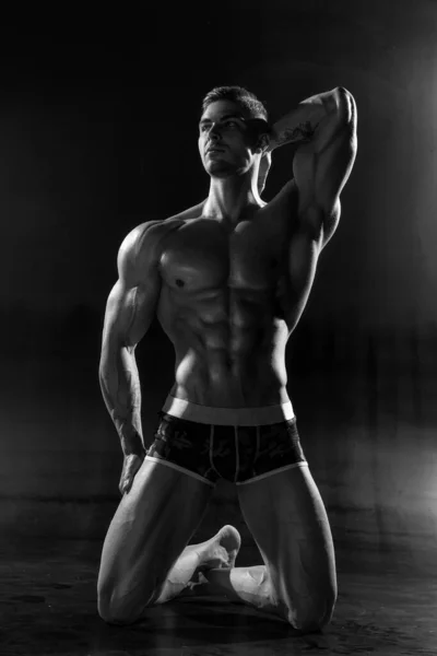 Сильный Спортсмен Позирует Рубашки Стоя Коленях Черной Студии Спортивное Мускулистое — стоковое фото