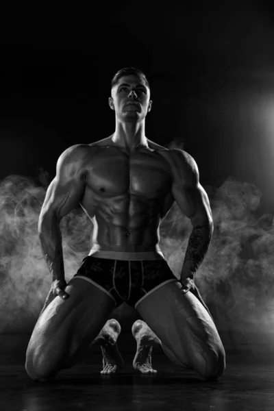 一个强壮的运动员赤身裸体地站在黑工作室里 运动肌体 六包腹肌 脂肪黑白照片百分比低 — 图库照片