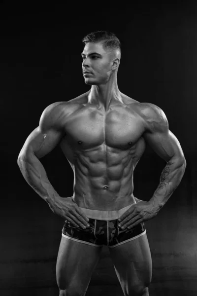 Attraente Bodybuilder Sexy Posa Pantaloncini Studio Sfondo Nero Dimostrando Corpo — Foto Stock