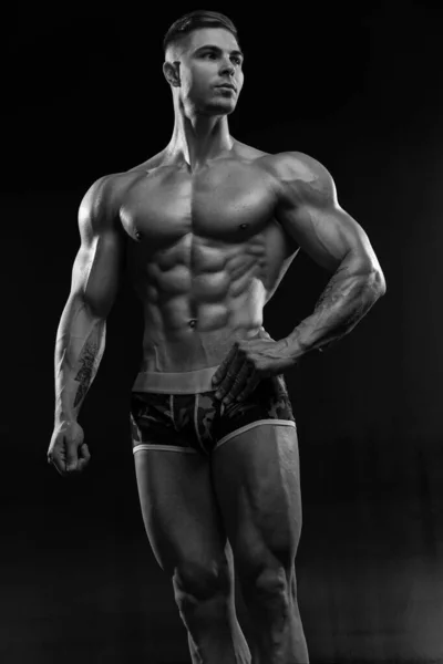 Attraente Bodybuilder Sexy Posa Pantaloncini Studio Sfondo Nero Dimostrando Corpo — Foto Stock