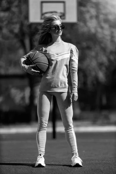Athletic Blonde Girl Stands Basketball Court Gray Tracksuit Ball Her — Stock Photo, Image