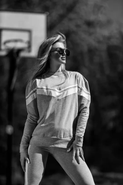 Atletik Sarışın Kız Gri Eşofmanıyla Basketbol Sahasında Duruyor Siyah Beyaz — Stok fotoğraf
