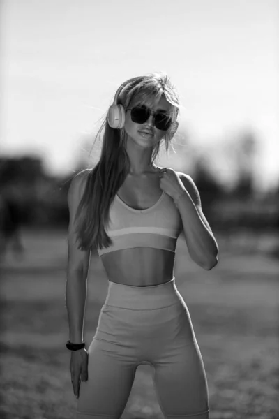 Blondynka Atletyczna Dziewczyna Stoi Boisku Górę Zbiornika Bryczesy Białe Tenisówki — Zdjęcie stockowe
