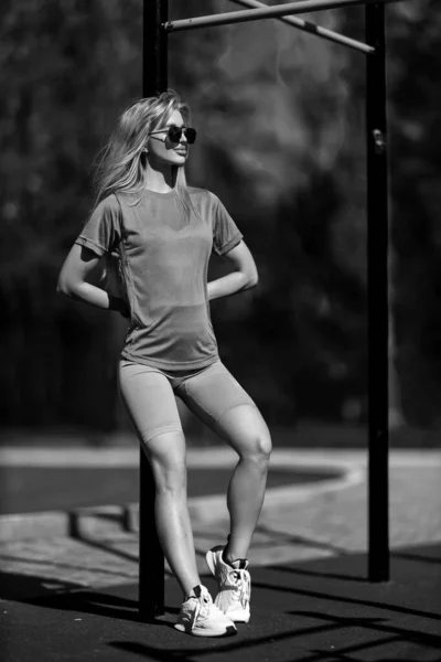 Menina Atlética Loira Fica Chão Esportes Uma Camiseta Calças Tênis — Fotografia de Stock