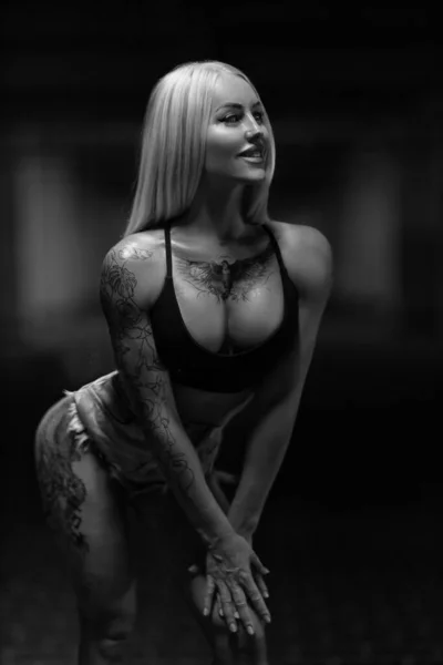 Sexy Blonde Vrouw Fitness Model Spijkerbroek Zwarte Top Poses Met — Stockfoto