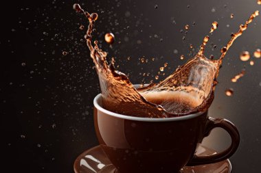 Kahverengi kahve fincanı, masanın üzerinde duran, siyah üzerine izole edilmiş. Sabah havasının dinamik enerjisi sınırda.