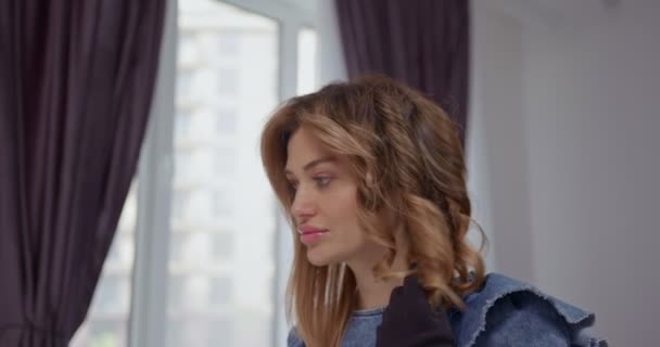 Chica Rubia Prepara Cabello Para Peinado Reorganiza Hebras Rutina Cabello — Vídeo de stock