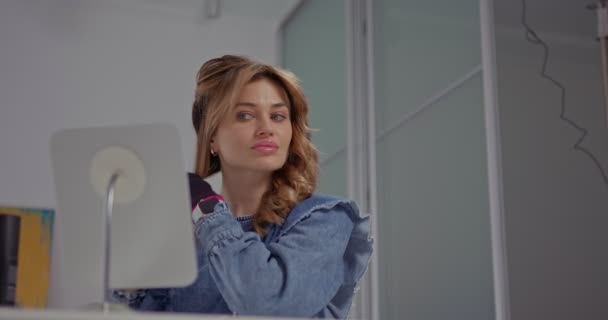 Blondýnka Dívka Připravuje Své Vlasy Pro Styling Přeskupuje Prameny Domů — Stock video