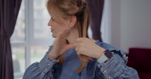 Vacker Blond Ung Kvinna Vrider Håret Med Locktång Festligt Hår — Stockvideo