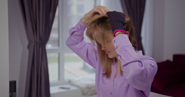 Hermosa Mujer Joven Rubia Proceso Peinado Del Cabello Divide Cabello — Vídeo de stock