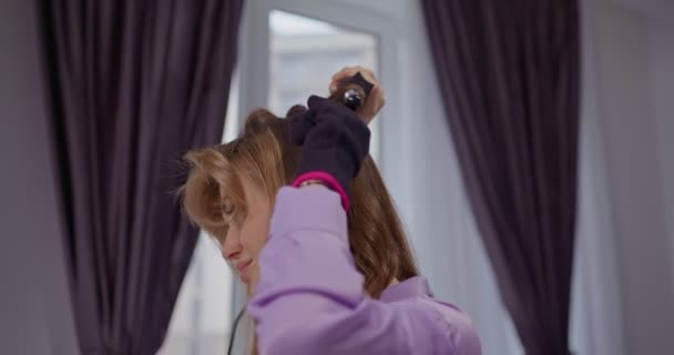 Beautiful Blonde Young Woman Process Hair Styling Divides Her Hair — Stock Video