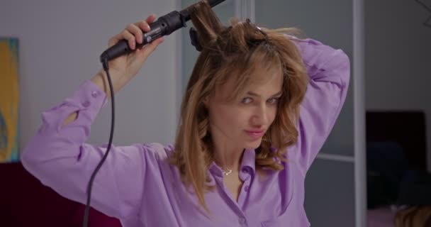 Bella Bionda Giovane Donna Processo Hair Styling Riorganizza Ciocche Home — Video Stock