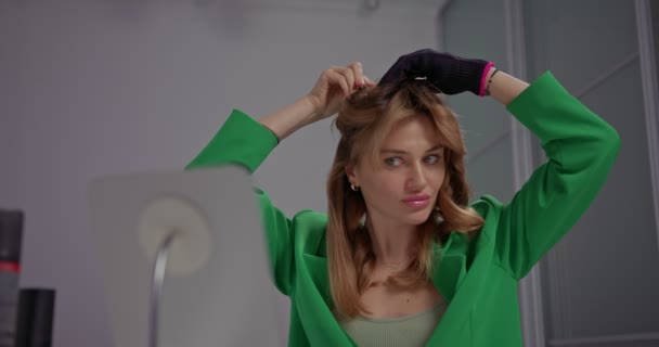 Hermosa Mujer Joven Rubia Proceso Peinado Del Cabello Reorganiza Hebras — Vídeo de stock