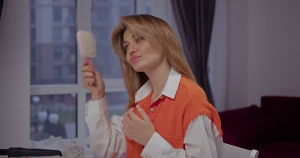 Krásná Blondýnka Mladá Žena Procesu Účesu Rozděluje Vlasy Zón Pohodlnými — Stock video