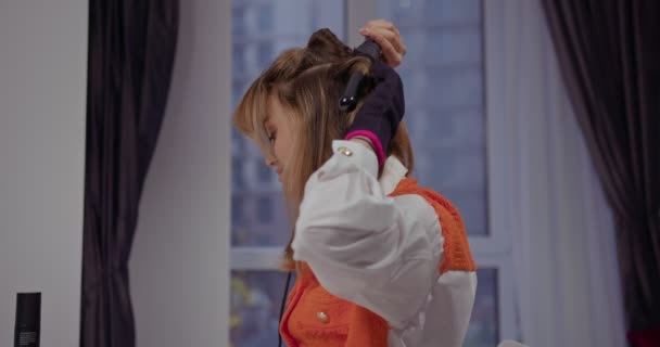 Krásná Blondýnka Mladá Žena Procesu Účesu Rozděluje Vlasy Zón Pohodlnými — Stock video