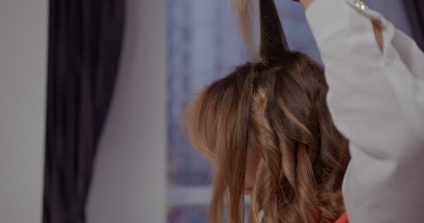 Hermosa Mujer Joven Rubia Proceso Peinado Del Cabello Divide Cabello — Vídeo de stock