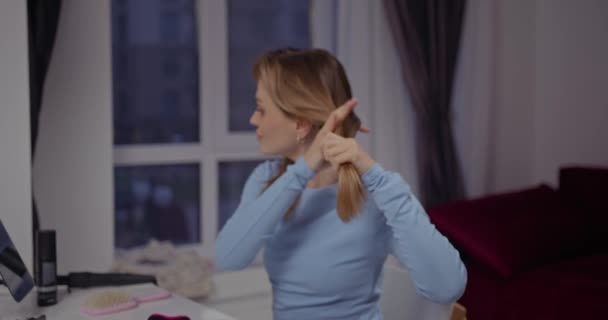 Vacker Flicka Separerar Håret Med Hårnålar Innan Curling Håret Med — Stockvideo
