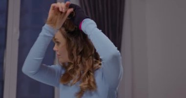 Güzel sarışın manken evde saç maşası yapıyor..