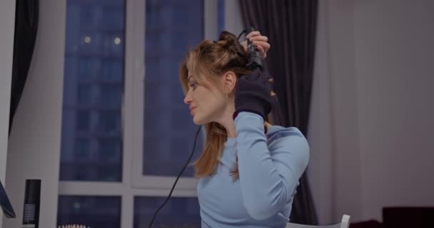 Genç Güzel Bir Kız Pencerenin Kenarında Şenlikli Bir Saç Stili — Stok video