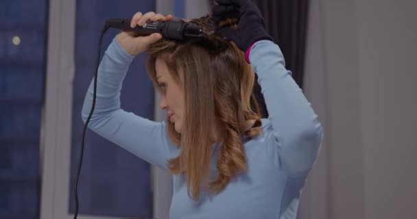 Genç Güzel Bir Kız Fotoğraf Çekimine Hazırlanmak Için Saçını Kıvırıyor — Stok video