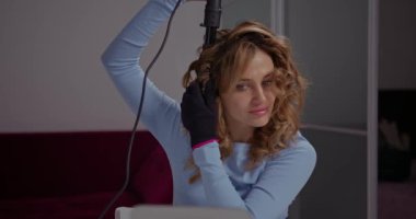 Bukleler yapan güzel bir kız, rutin bir festival hazırlığı.