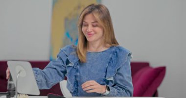 Saçına sprey sıkan genç, güzel bir kadın, saç bakım ürünleri, günlük saç rutini.