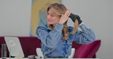 Güzel sarışın blog yazarı güzel bukleler hakkında ders veriyor ve saç maşasını doğru ve güvenli bir şekilde kullanmayı öğretiyor.