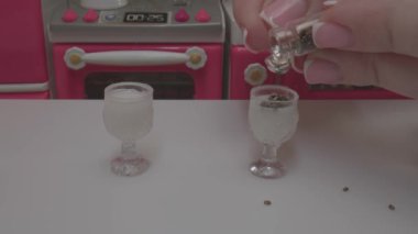 Oyuncak mutfak seti ve gerçek malzemelerle minyatür yemek yapan birinin makro fotoğrafı..