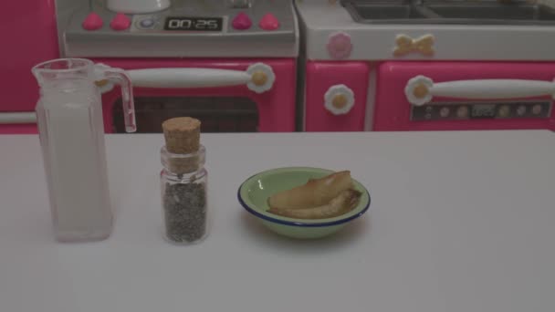 在儿童玩具厨房里放映微型烹饪和食品制作的宏观视频 带有微小的配料和器皿 — 图库视频影像