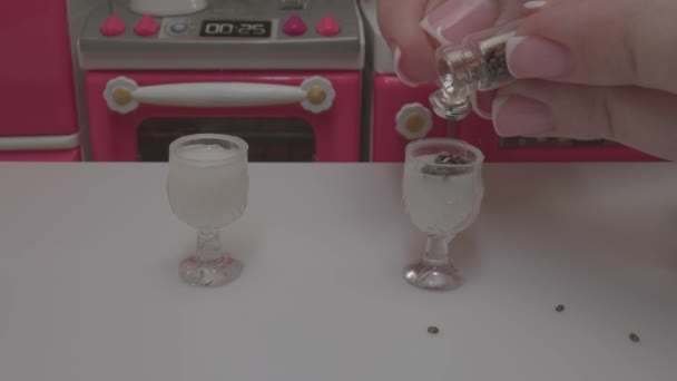 一个人用玩具厨房用具和真正的配料制作微型食品的宏观镜头 — 图库视频影像