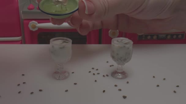 小さなカクテルを作成し おもちゃキッチンでミニチュアグラスに追加されるチア種子のマクロビデオショット — ストック動画