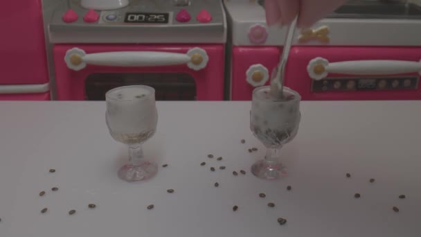Macro Video Semillas Chía Que Agregan Vasos Miniatura Una Cocina — Vídeos de Stock