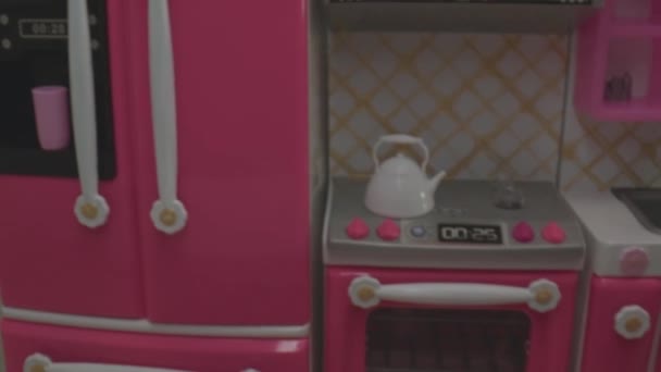 Makroaufnahme Einer Kinderhand Beim Öffnen Eines Spielzeugkühlschranks Einer Rosa Spielküche — Stockvideo